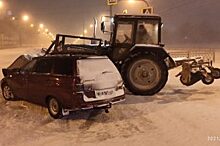 В Екатеринбурге ВАЗ врезался в трактор, выехавший на красный свет