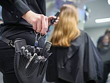 Немецкое правительство призвали самостоятельно платить парикмахерам и визажистам