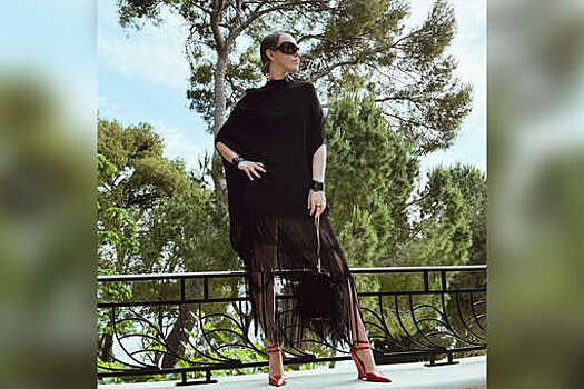 Журналистка Ксения Собчак выложила фото в платье с бахромой и очках-маске