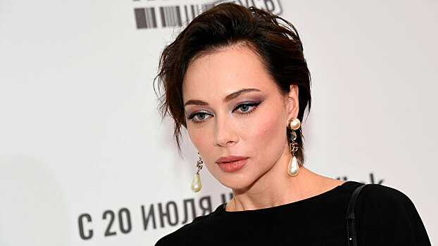 Настасья Самбурская вышла на публику в силуэтном платье с кружевом