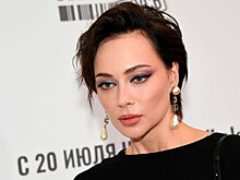 Настасья Самбурская вышла на публику в силуэтном платье с кружевом