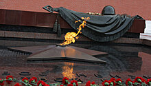 Единороссы возложили венки к Вечному огню у Кремлевской стены