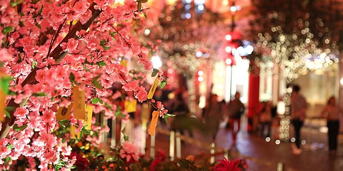Красное море фонарных гирлянд на улицах Сянгана