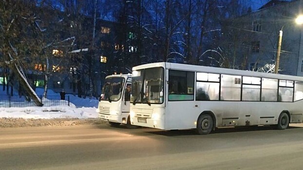 Водители автобусов устроили перепалку прямо во время движения