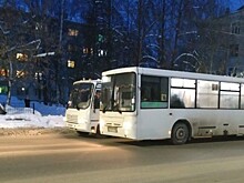 Водители автобусов устроили перепалку прямо во время движения