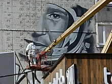 В Калининграде на жилом доме рисуют портрет космонавта Леонова