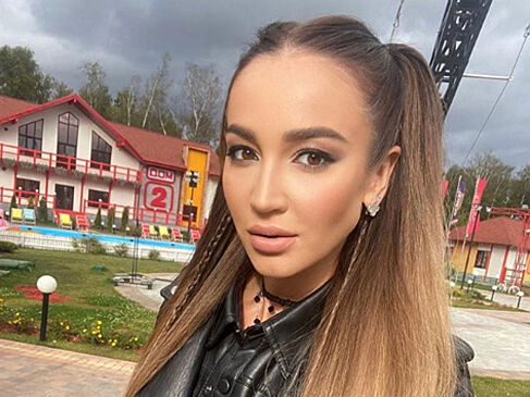 Бузова уклоняется от ответа на вопросы о расставании с Давой