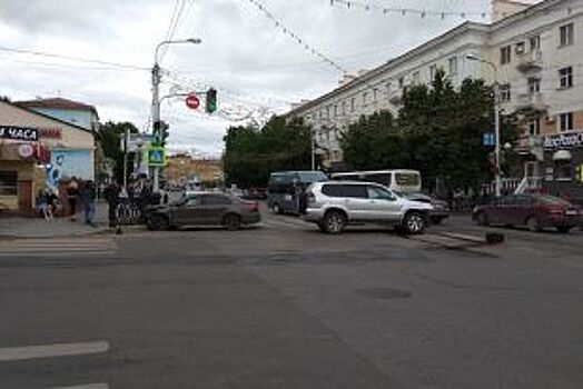 В центре Уфы произошло серьезное ДТП с участием Volkswagen и Toyota