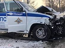 Сотрудник ДПС и водитель иномарки попали в больницу после аварии на юге Петербурга