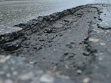 Автоэксперт пояснил, как объезжать ямы на дорогах после зимы