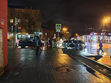 В Ярославле на перекрестке столкнулись три легковушки и маршрутка: где сейчас трудно проехать