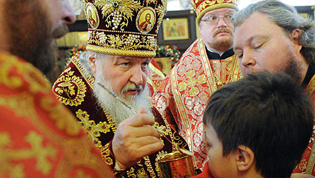 Патриарх Кирилл рассказал о "крайностях" при причастии