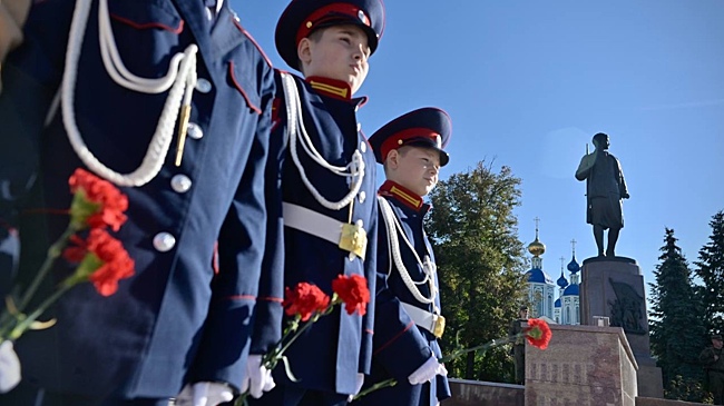 Евгений Первышов почтил память Героя Советского Союза Зои Космодемьянской