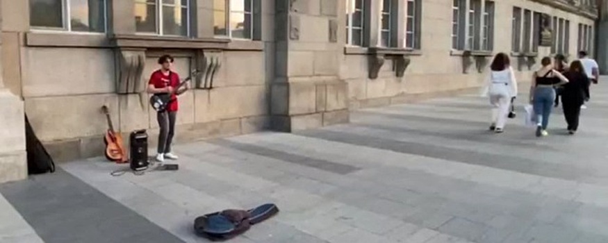 Уличные музыканты Екатеринбурга выступили перед окнами мэрии в знак протеста