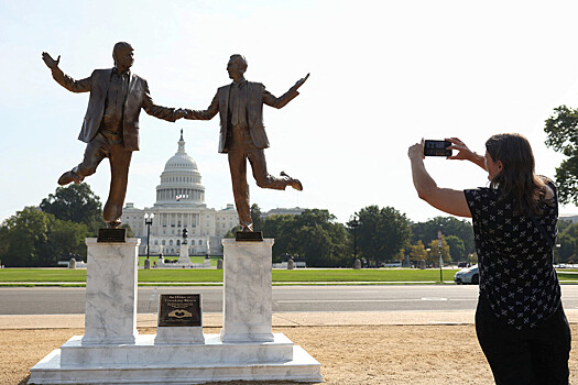 В США раньше срока убрали статую держащихся за руки Трампа и Эпштейна