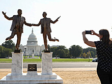 В США раньше срока убрали статую держащихся за руки Трампа и Эпштейна