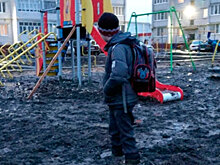В Чувашии извлекли застрявшего в грязи на детской площадке мальчика