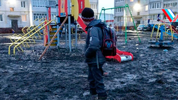 В Чувашии извлекли застрявшего в грязи на детской площадке мальчика