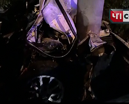 В Сочи ВАЗ разворотило от удара о столб