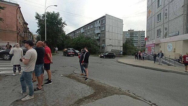 В Екатеринбурге экс-полицейский открыл огонь с балкона. Тяжело ранена девочка, пострадал росгвардеец