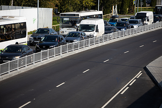 Пробки, прерванная велодорожка и странная остановка: как выглядит улица Гагарина после реконструкции