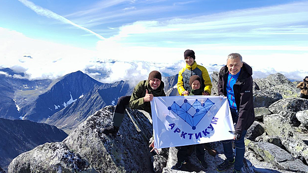 Флаг Центра одаренных детей Ямала подняли на вершине Урала. ФОТО