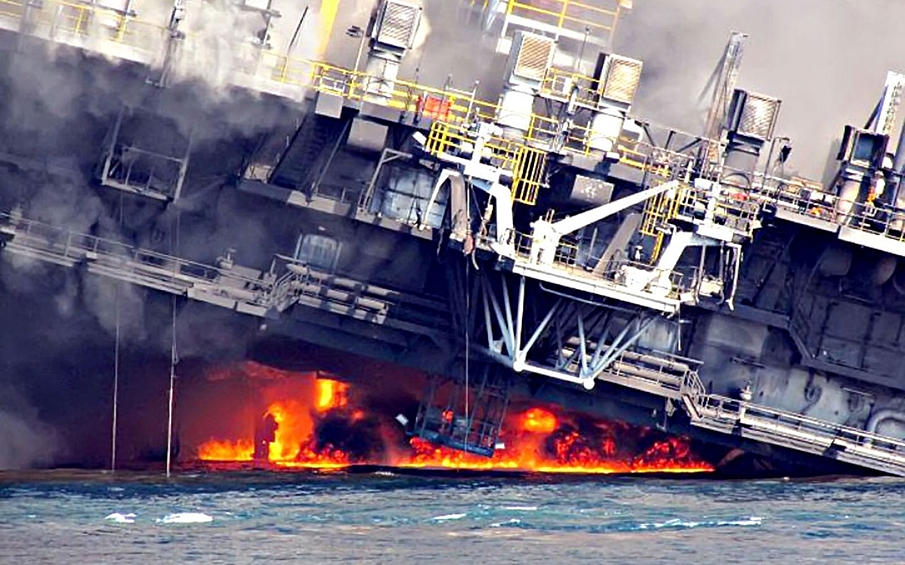 Пожар длился 36 часов, и 22 апреля 2010 года нефтяная платформа Deepwater Horizon затонула