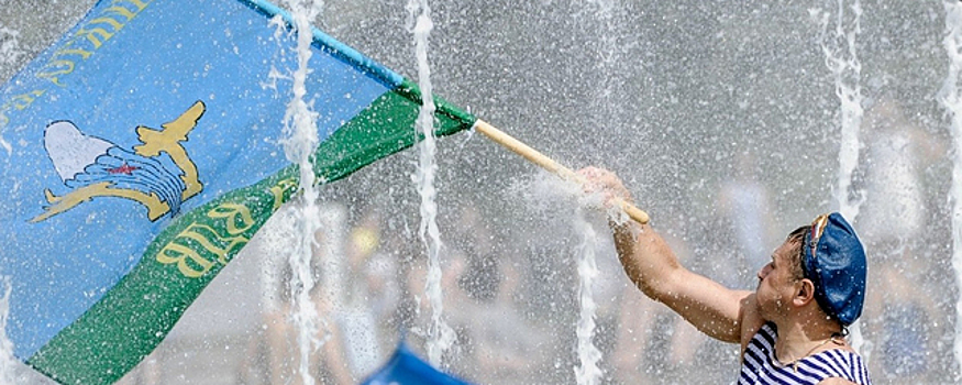 Роспотребнадзор призвал десантников отказаться от купания в фонтанах