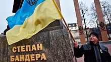 В Киеве двое мужчин облили краской памятный крест имени Бандеры