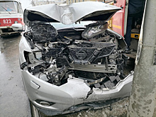 В центре Самары иномарка врезалась в столб на трамвайных путях