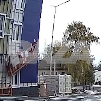 Люлька с рабочими упала из-за обрыва троса на российской стройке и попала на видео