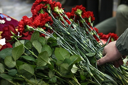 Екатеринбуржцы несут цветы к синагоге в поддержку израильтян