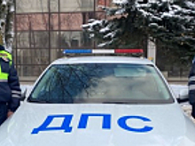 Автоинспекторы оказали помощь водителю сломавшегося на трассе в Ставропольском крае большегруза