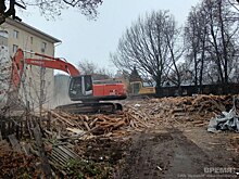 Ветхий дом снесли рядом с историческим кварталом на улице Генкиной