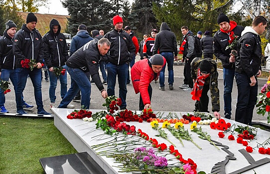 Хоккеисты «Авангарда» почтили память Алексея Черепанова минутой молчания