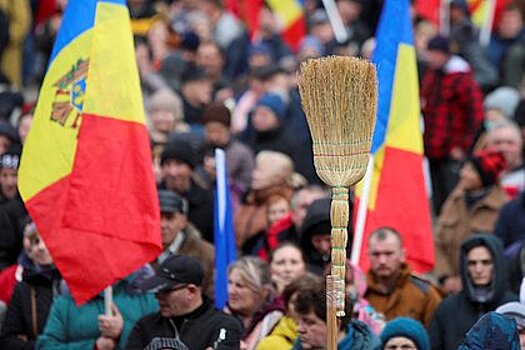 Сторонники партии "Шор" пикетируют здания двух судов в Кишиневе