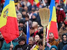 Сторонники партии "Шор" пикетируют здания двух судов в Кишиневе