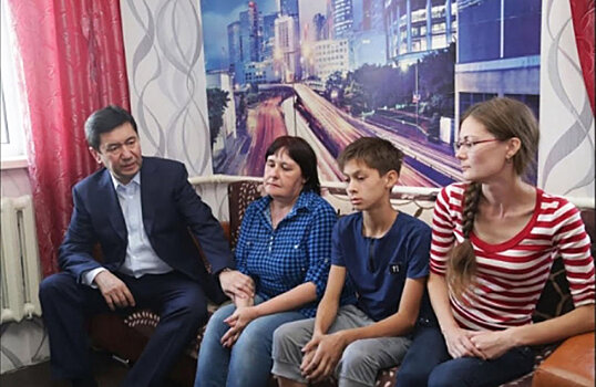 Аким Карагандинской области посетил семьи погибших шахтеров
