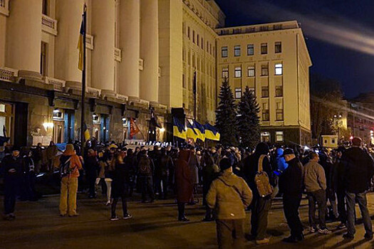 Под офисом Зеленского начались стычки протестующих с полицией