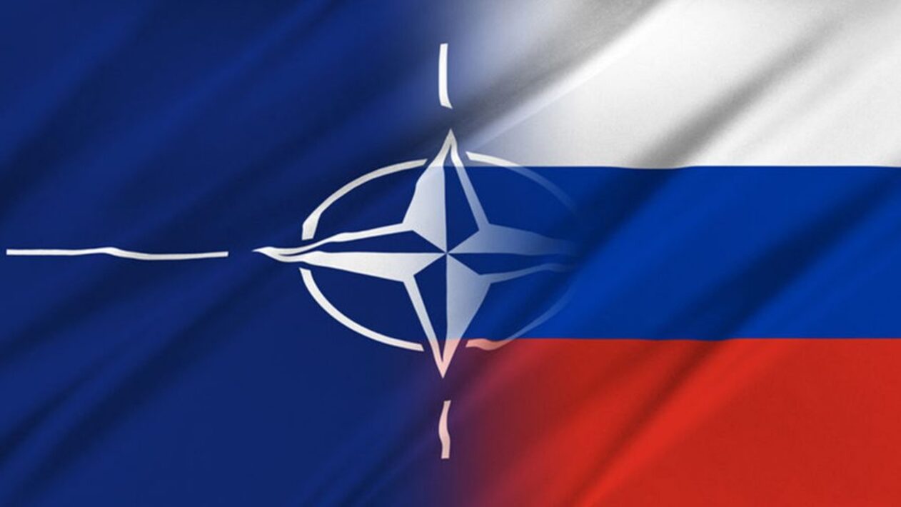 Противостояние с нато. Флаг НАТО И России. Россия против НАТО флаги. Флаг НАТО И РФ. Флаг НАТО.