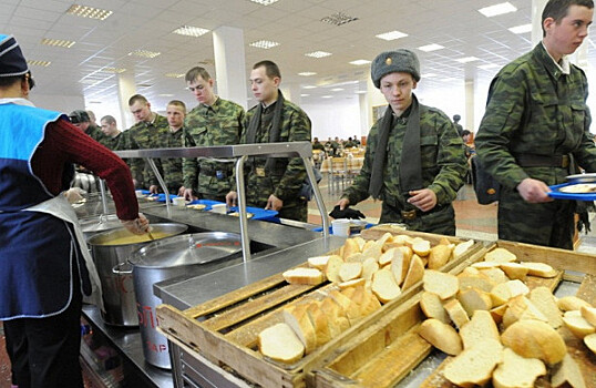 Смекалистые военные торговали солдатской едой