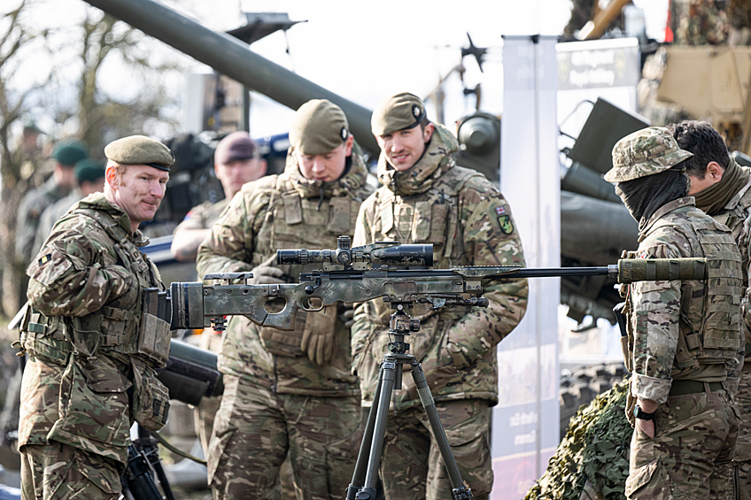 Военные НАТО осматривают снайперскую винтовку