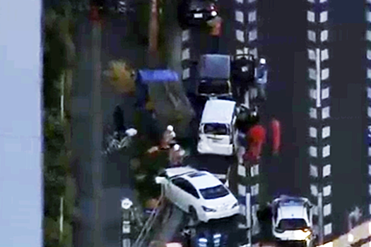В Токио мужчина угнал авто из салона и сбил 12 человек