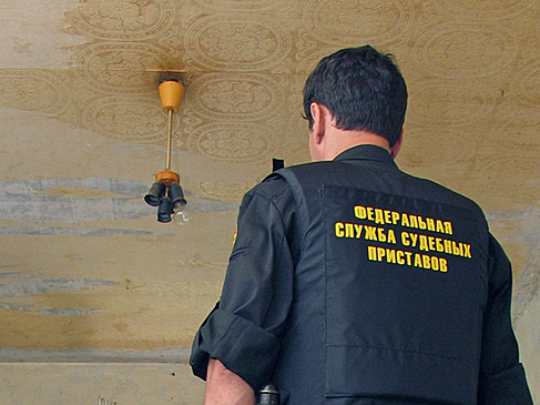 Приставам запретили списывать деньги со счетов должников