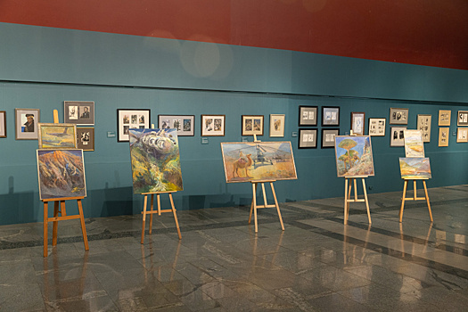 В дар Музею Победы переданы живописные полотна о войне в Афганистане