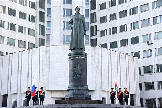 Дзержинский снова в разведке: Памятник основателю ВЧК открыт в штаб-квартире СВР РФ