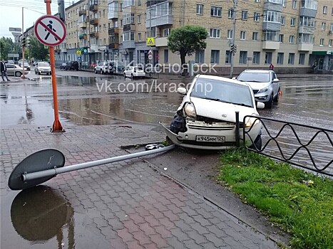 Красноярская автоледи на Daihatsu сбила дорожный знак