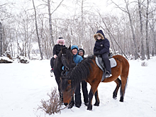 Губернатор Игорь Кобзев исполнил мечту семилетней жительницы Ангарска, организовав конную прогулку по реликтовой роще в Большом Голоустном