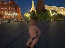 Волгоградский треш-блогер разделся и станцевал в одних трусах на фоне Кремля
