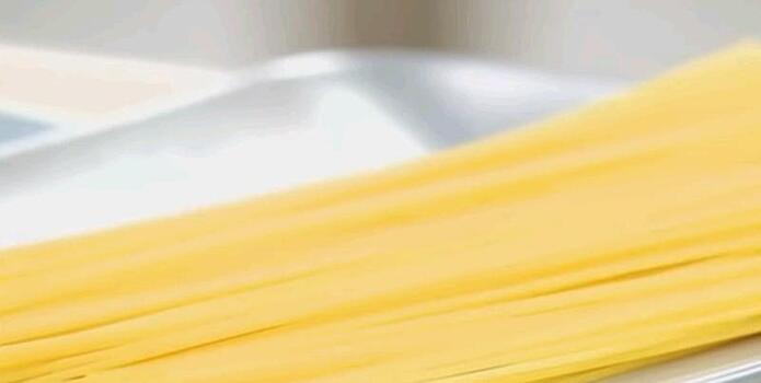 Разгадана полувековая загадка: ученые рассказали, как разломать спагетти пополам